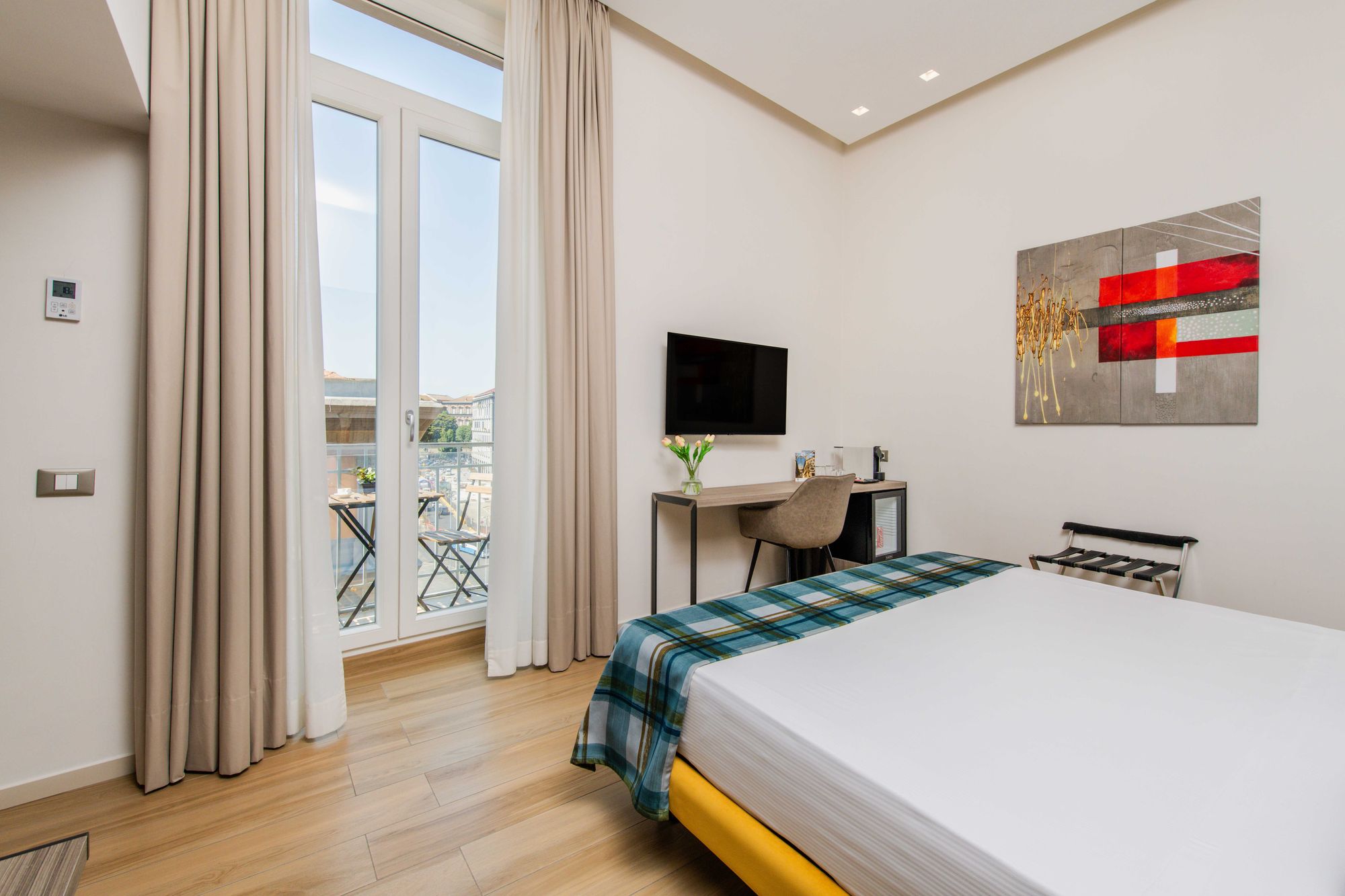 Suite, porte finestre su balcone, tende e scrivania, Piazza Municipio Napoli