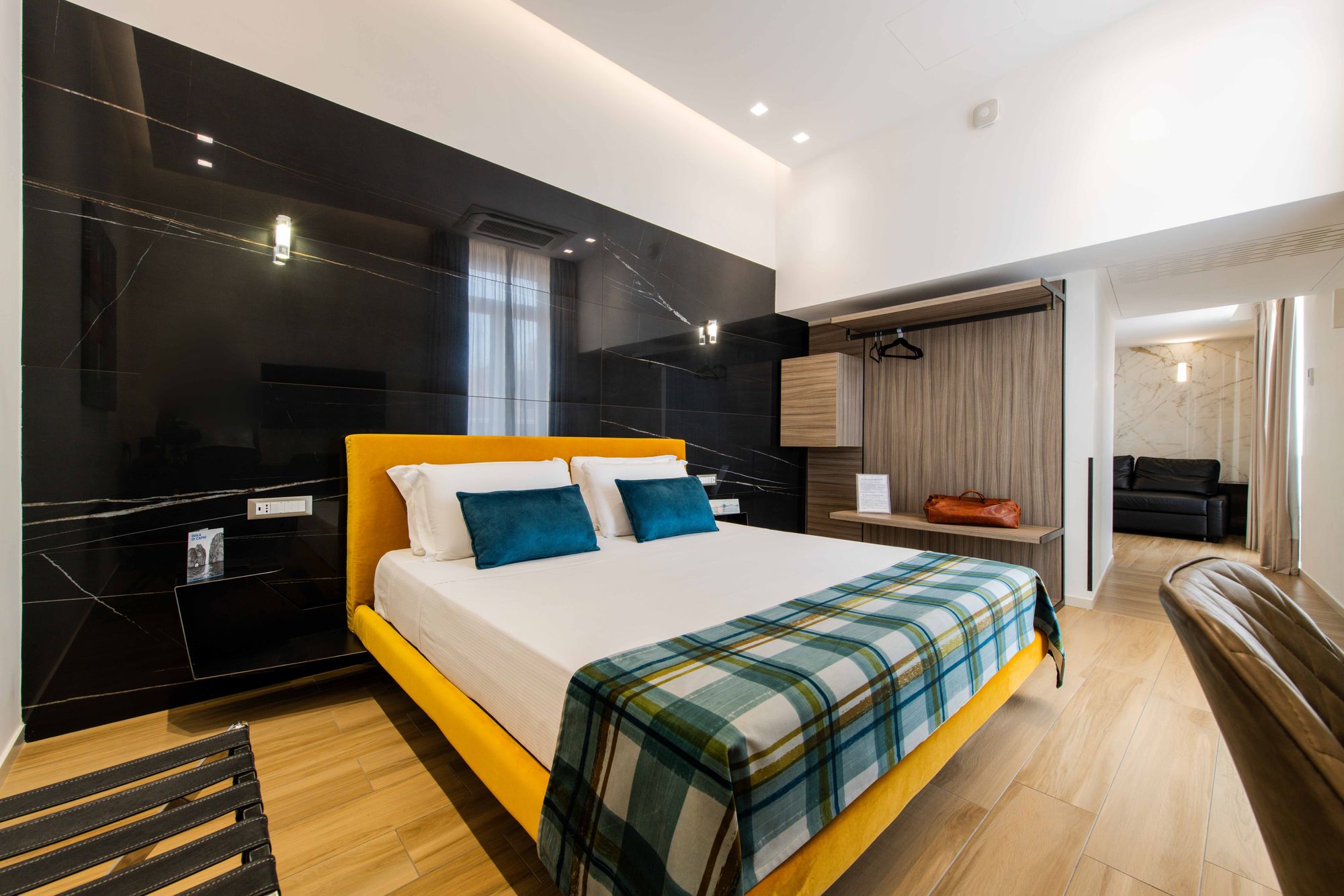 Camera con sauna privata, testiera gialla e cuscini turchesi, suite B&B Piazza Municipio Napoli