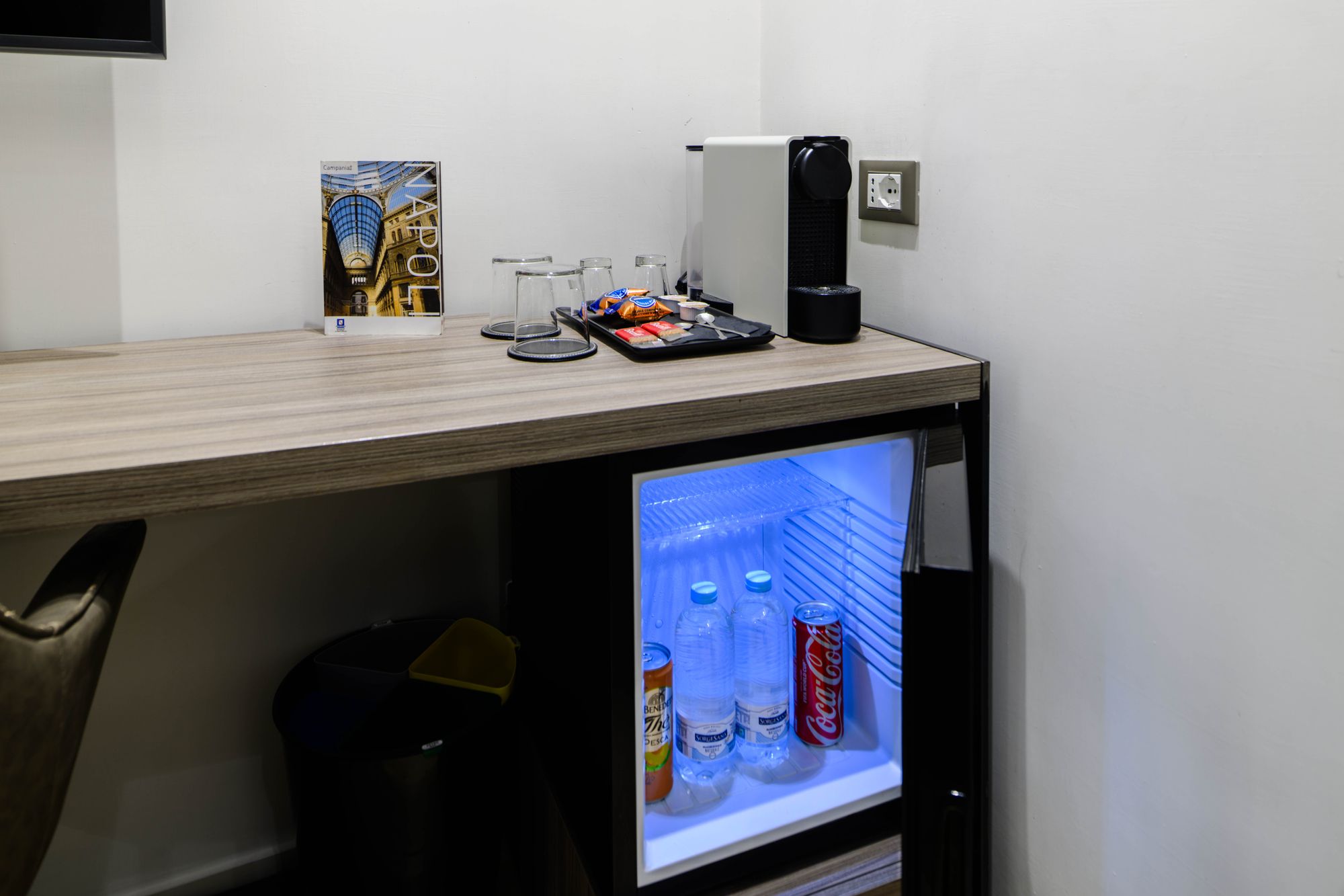 Scrivania con minibar, macchina del caffè e bicchieri, suite con sauna Piazza Municipio Napoli