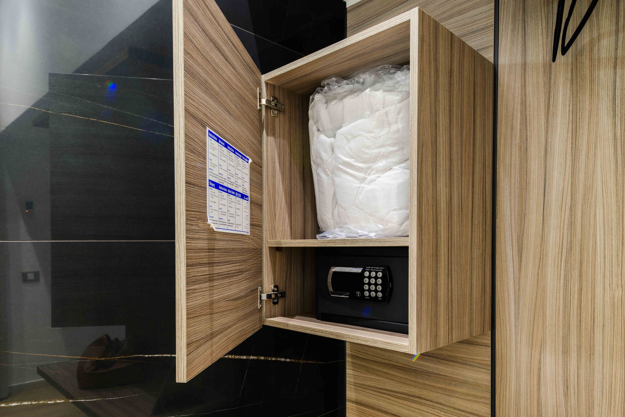 Armadio con cassaforte e asciugamani piegati, suite con sauna B&B Napoli centro