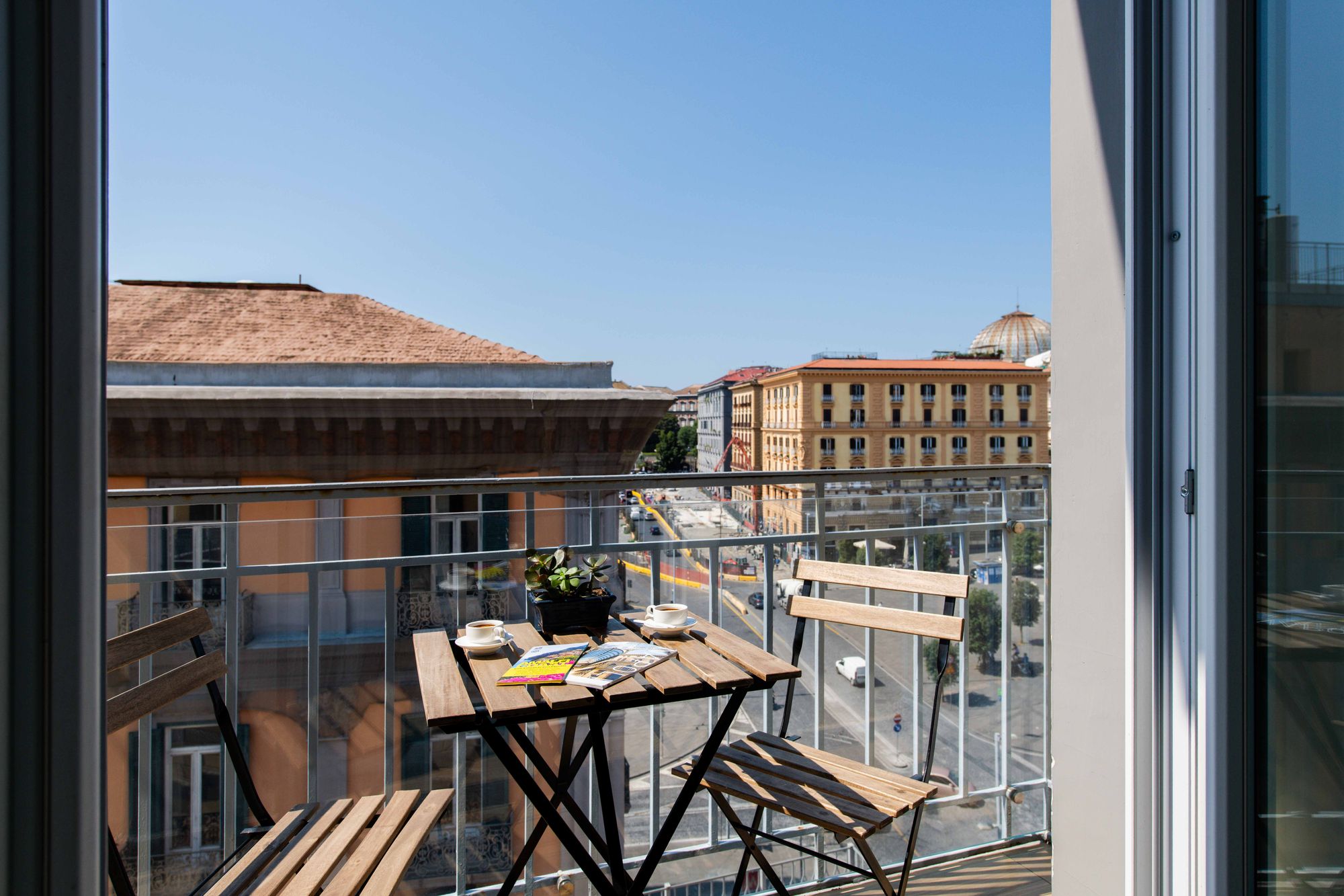 Vista dal balcone sui tetti del centro storico di Napoli, cielo azzurro