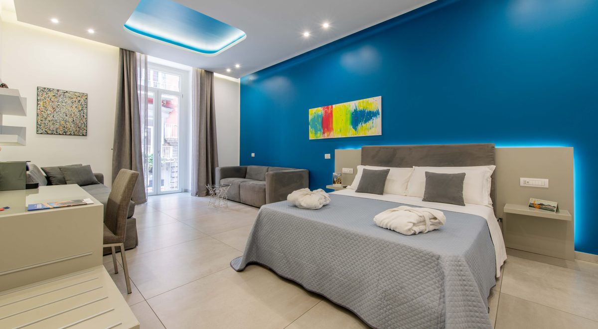 Camera con letto matrimoniale e balcone di Toledo16 Luxury Suites, nel centro di Napoli a due passi da Via Toledo