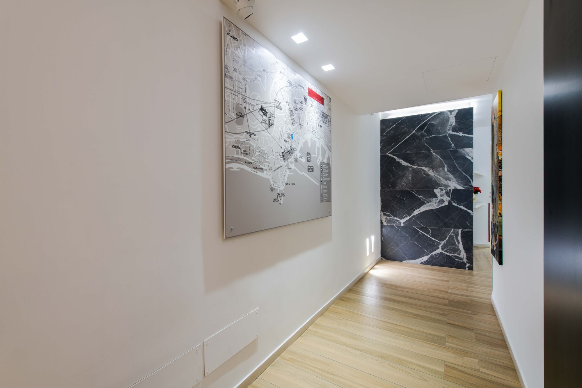 Corridoio con quadro artistico e parete in marmo, Municipio Luxury Suite Napoli