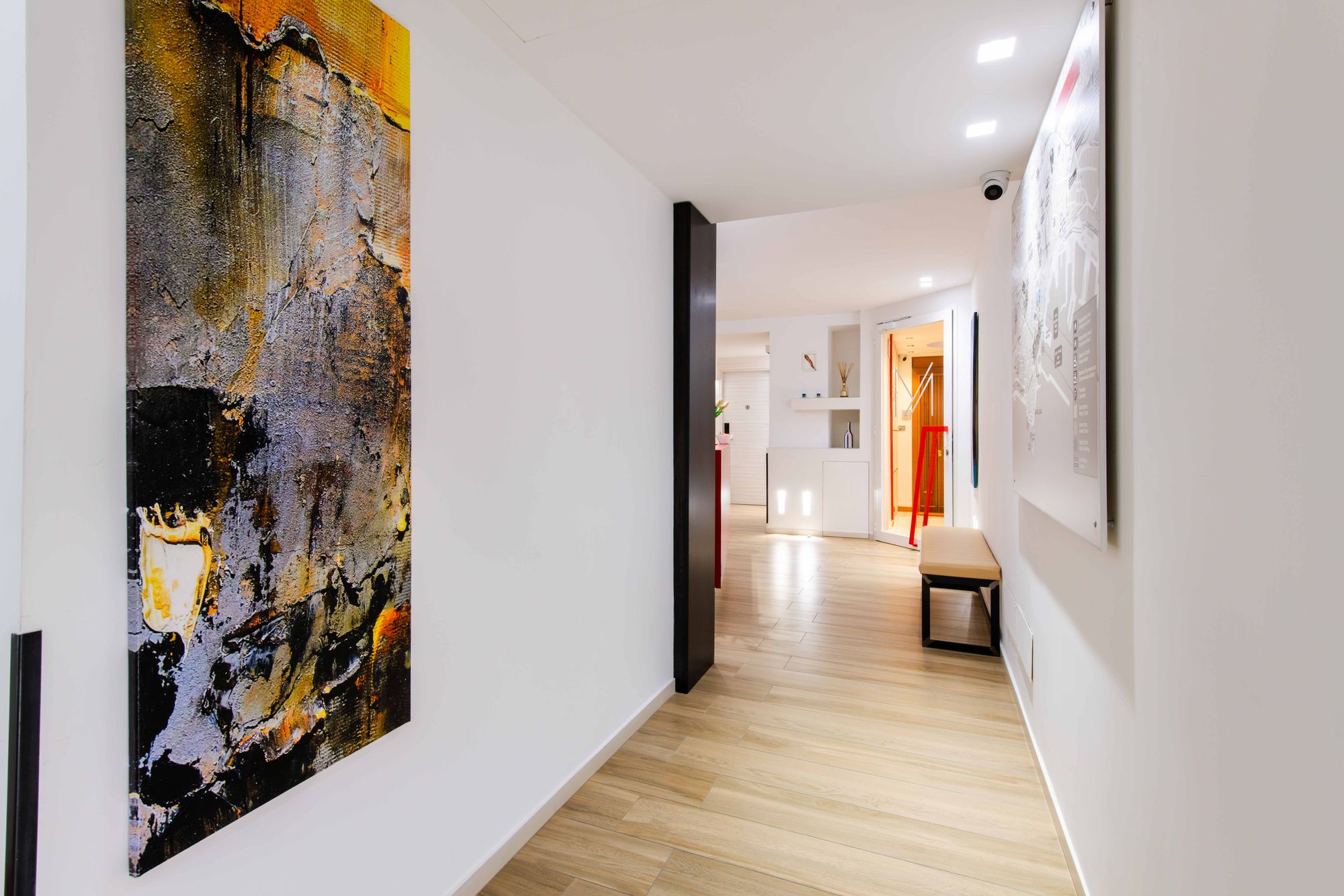 Corridoio con quadro astratto e vista sulle camere, Municipio Luxury Suite Napoli