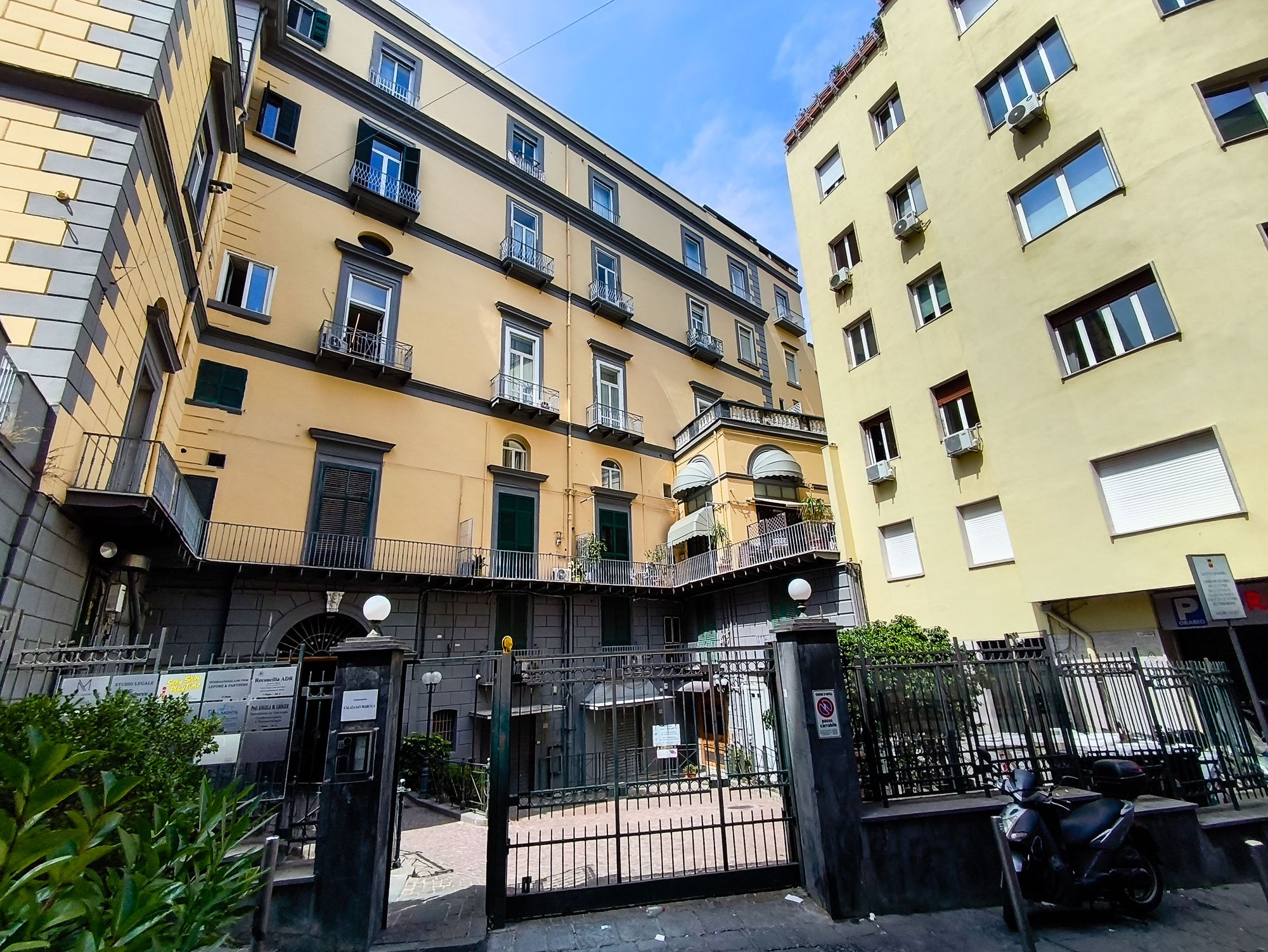 Facciata storica del palazzo con ingresso cancellato, Municipio Luxury Suite Piazza Municipio Napoli